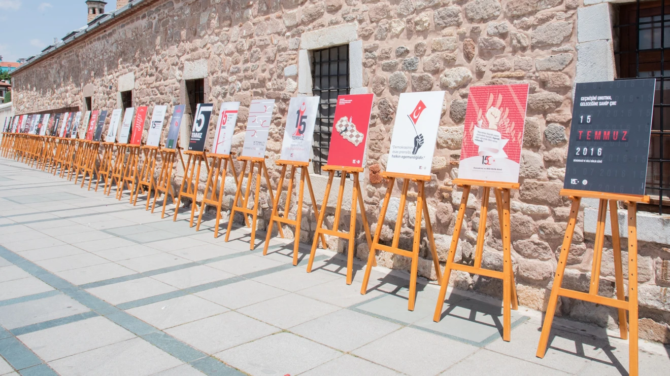 ‘Türkiye Yüzyılı’nın Kahramanları’ Temalı Afiş Sergisi, Sanatseverlerle Buluştu